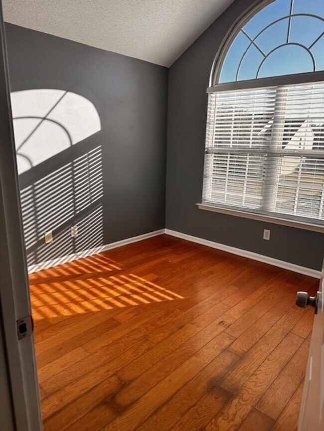 Building Photo - MOVE IN READY!