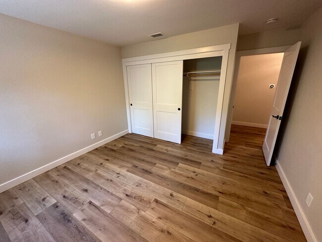 Building Photo - Updated 3 bedroom 2.5 bath with yard