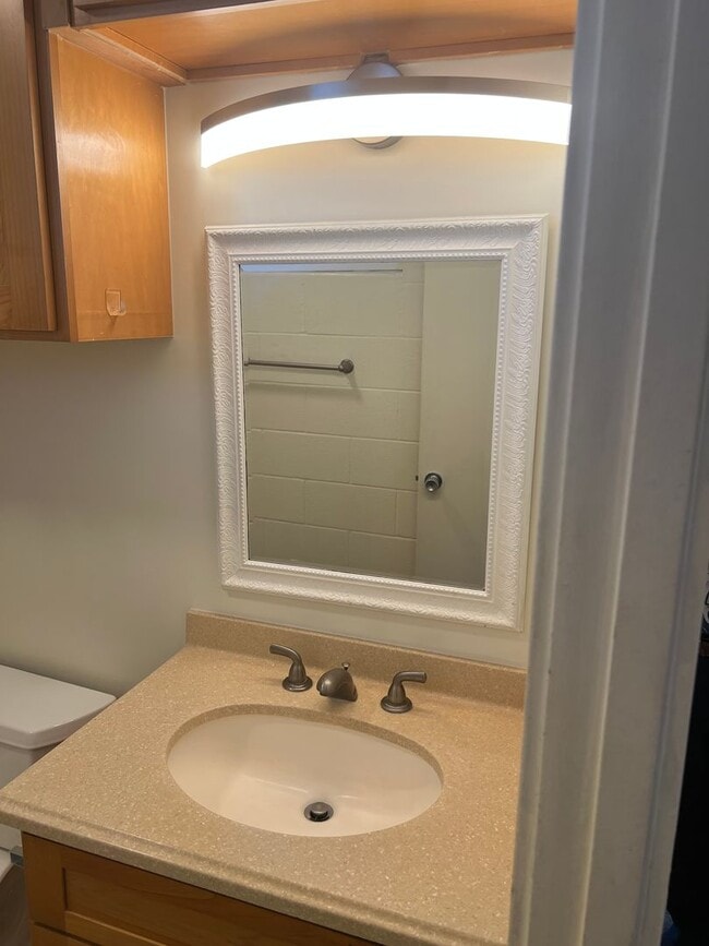Building Photo - Studio with 1 covered parking (Honolulu)