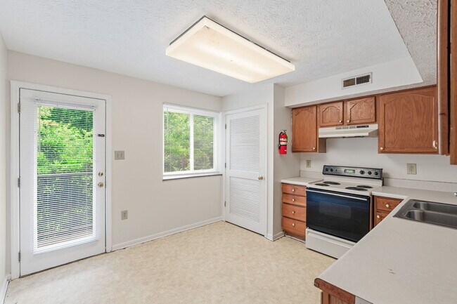 Building Photo - 482 E Red Bud Rd