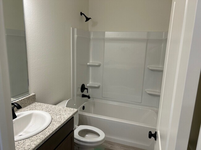 Building Photo - 41366 Rosewood Ln