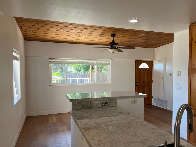 Building Photo - 8472 Golden Ridge Rd