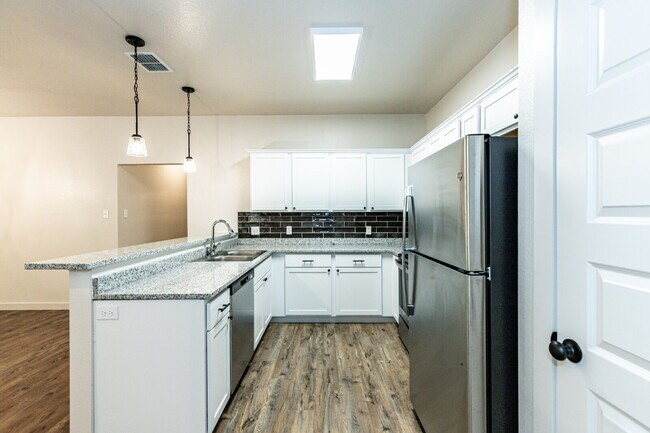 Building Photo - Iron Horse 2 bedroom 2 bathroom!
