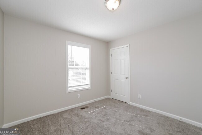 Building Photo - 425 River Trace Dr