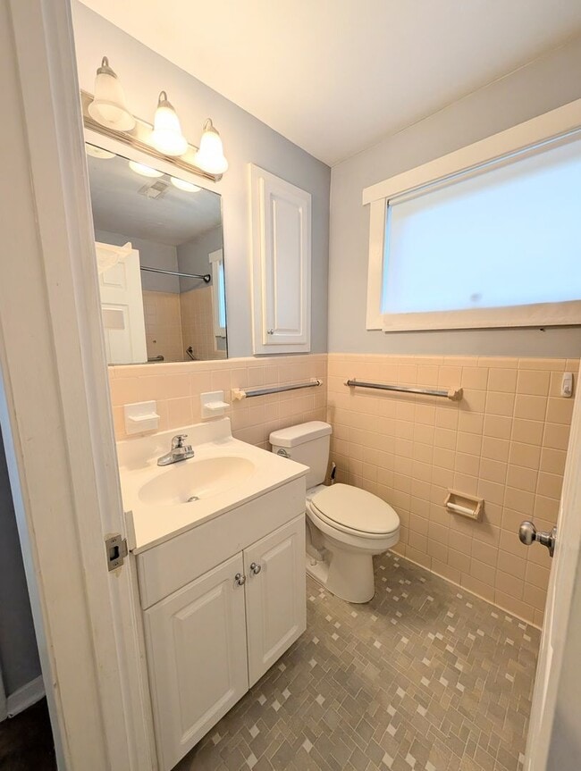 Building Photo - Serene 2BR Living in Seagate Near Market Common - Long Term Rental