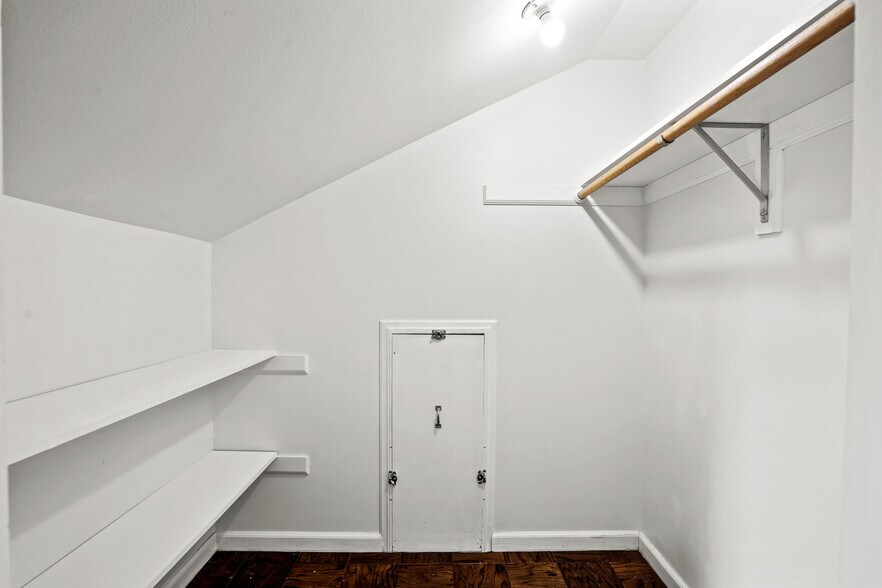 Building Photo - 853 Thackeray Trl