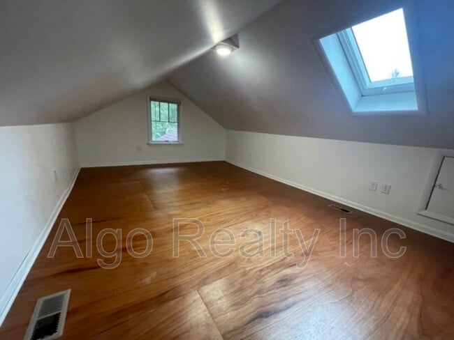 Building Photo - 1475 Albert St N