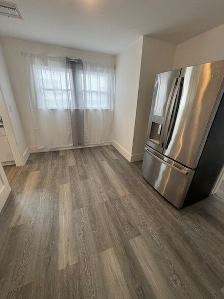 Building Photo - 1617 Barry Ave