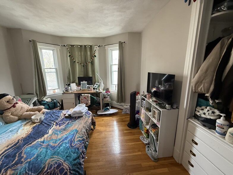 Bedroom 1 - available - 17 Wheeler St