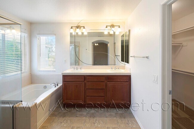 Building Photo - Charming 4 Bedroom, 3 Bathroom Home in Murrieta with Spacious Layout & Bright Interiors
