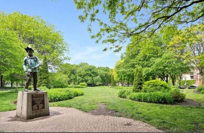 Building Photo - Spacious 3BR Condo in prime Lincoln Park l...