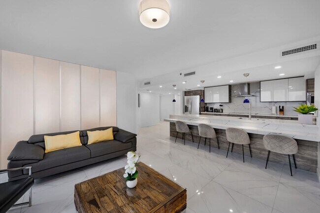 Building Photo - 1717 N Bayshore Dr