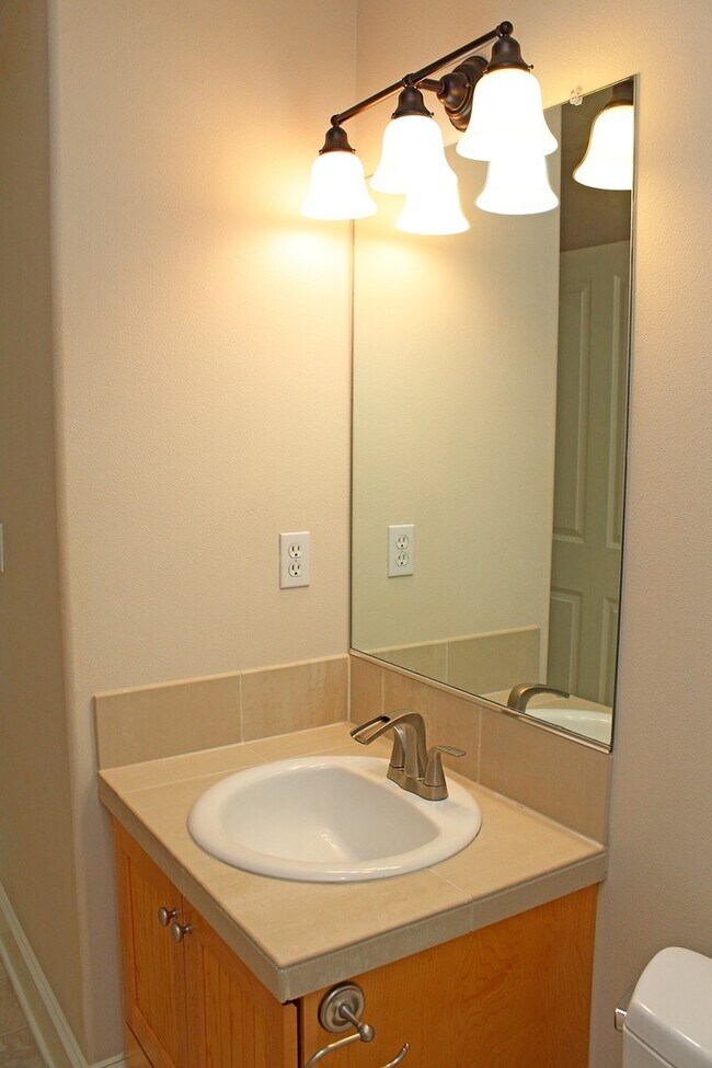 Building Photo - Spacious 4 BDR Legend & Renaissance Constr...