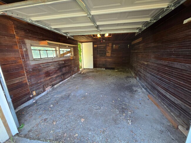 Building Photo - Garland District Home!