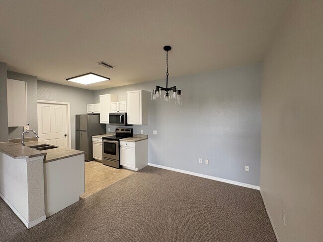 Building Photo - 8013 Hemingway Cir