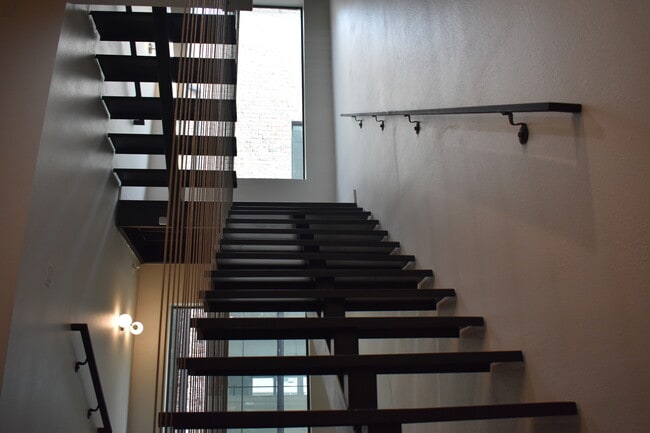 Building Photo - 425 W 9th St