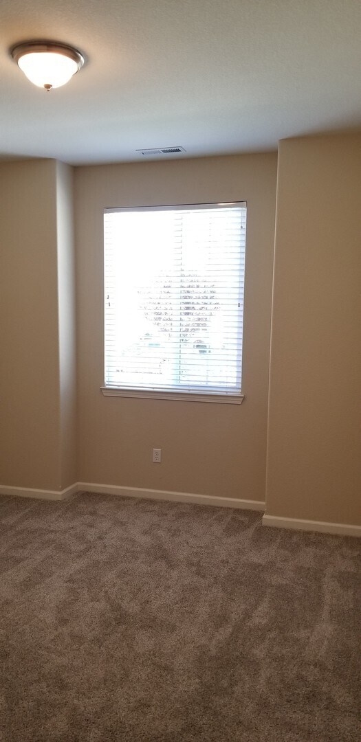 Building Photo - Large beautifully maintained newer home located in Demonte Ranch.
