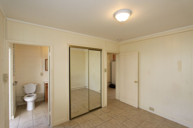 Building Photo - 1 br, 1 ba, 1 prkg, unit in a 4 unit singl...