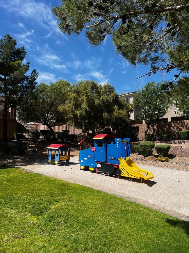 Building Photo - Beautiful Townhome in Gated Black Mountain Vistas (Henderson)
