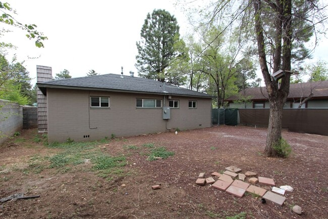 Building Photo - 4 bedroom Sunnyside Home