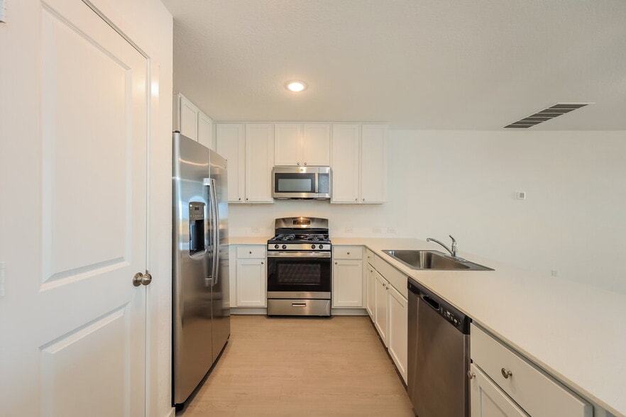 Building Photo - 1870 Musk Rose