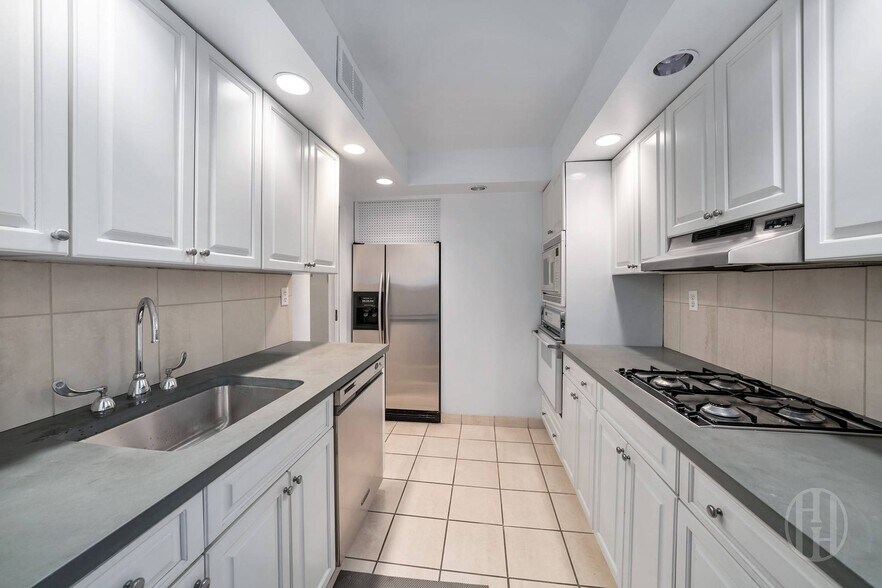 Building Photo - 155 E 34th St