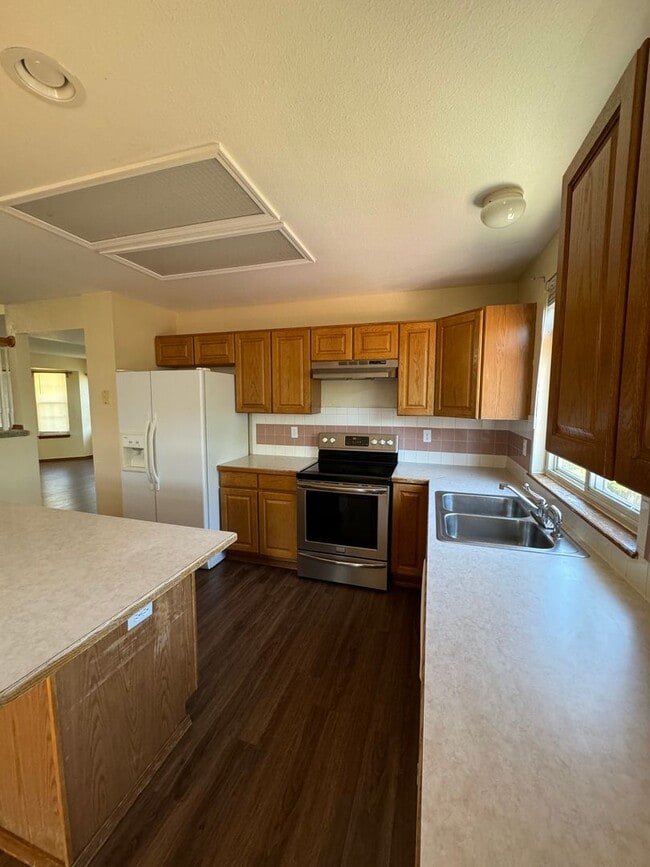 Building Photo - Charming 5 Bed 3 Bath House