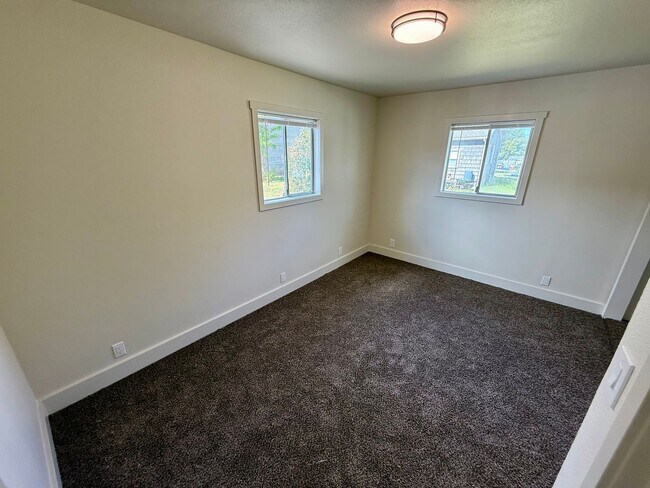 Building Photo - FULLY REMODELED 3 bedroom 1 bath Rental