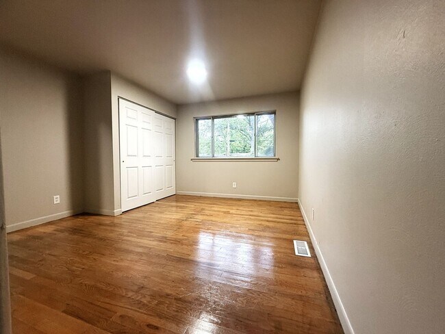 Building Photo - Florissant - 3 Bed 1-1/2 Bath with Partial...