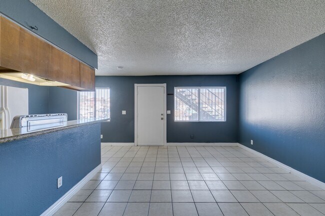 Building Photo - Charming 2-Bedroom Unit in a Well-Maintained 4-Plex!