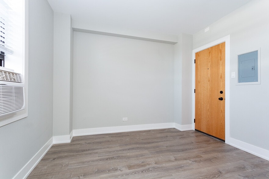 Building Photo - 545 W Belmont Ave