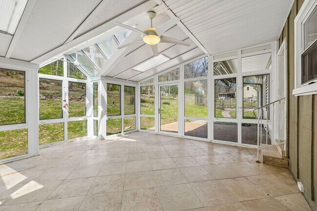 Building Photo - Experience the perfect blend of privacy and open space in this beautifully maintained 3-bedroom, ...