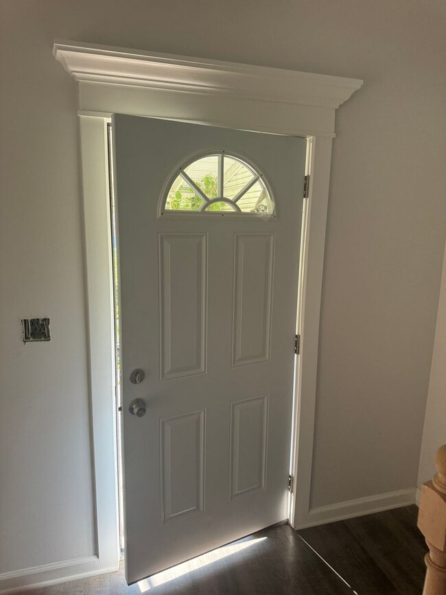 Building Photo - Beautifully completely renovated home