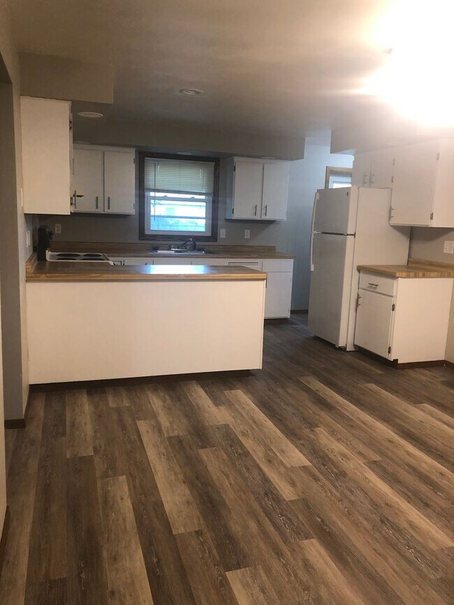 Building Photo - 1336 Meadow Ln