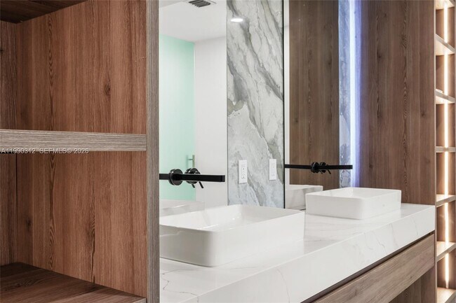 Building Photo - 116 W 1st Ct