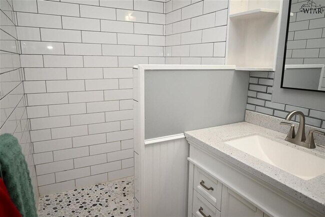 Building Photo - 5707 Hooper Dr