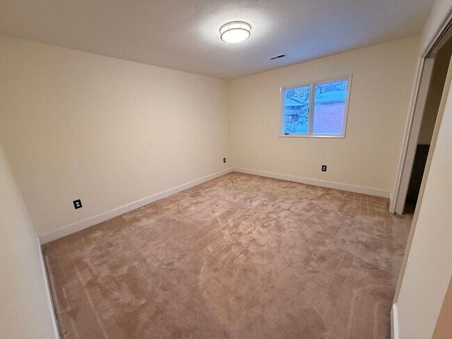 Building Photo - Large (5) bedroom home in a well established Anchorage neighborhood!