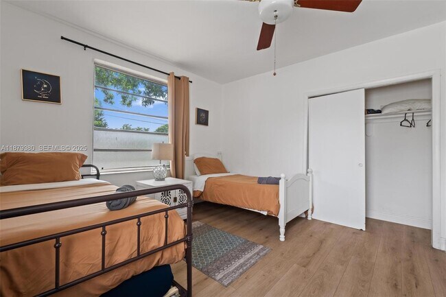 Building Photo - 2453 SW 17th St