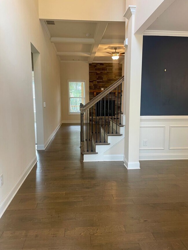 Building Photo - Gorgeous 5 bedroom 3.5 bath home in desira...