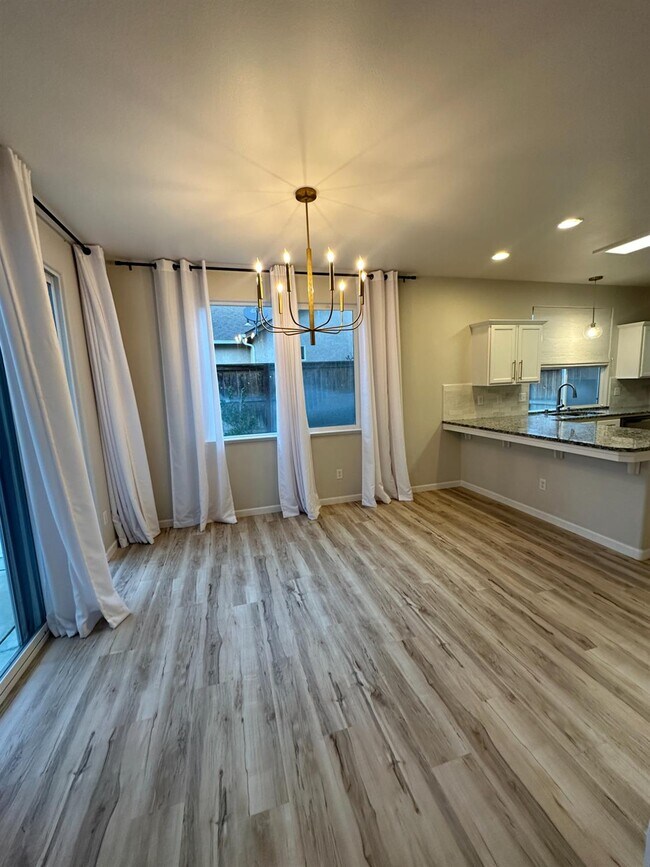 Building Photo - 721 W Fontaine Ln