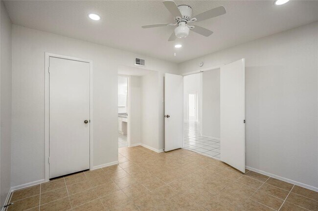 Building Photo - 11030 Hidden Bend Dr