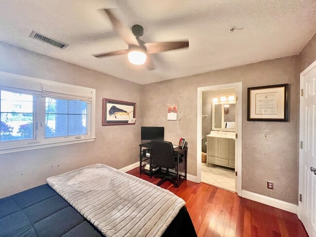 Building Photo - UPTOWN TOWNHOUSE!