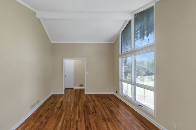Building Photo - Beautiful 3 Bed 2 Bath Ranch home with a H...