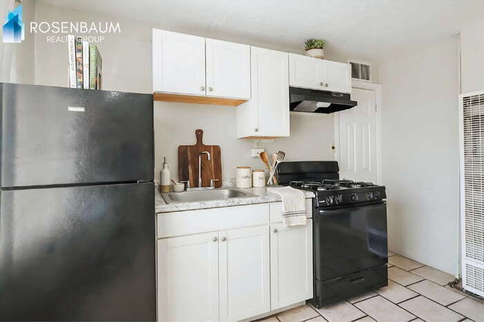 Building Photo - 302 W Flores St