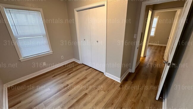 Building Photo - $950 - 2 bed 1 bath - Beautiful single family home*COMING SOON*