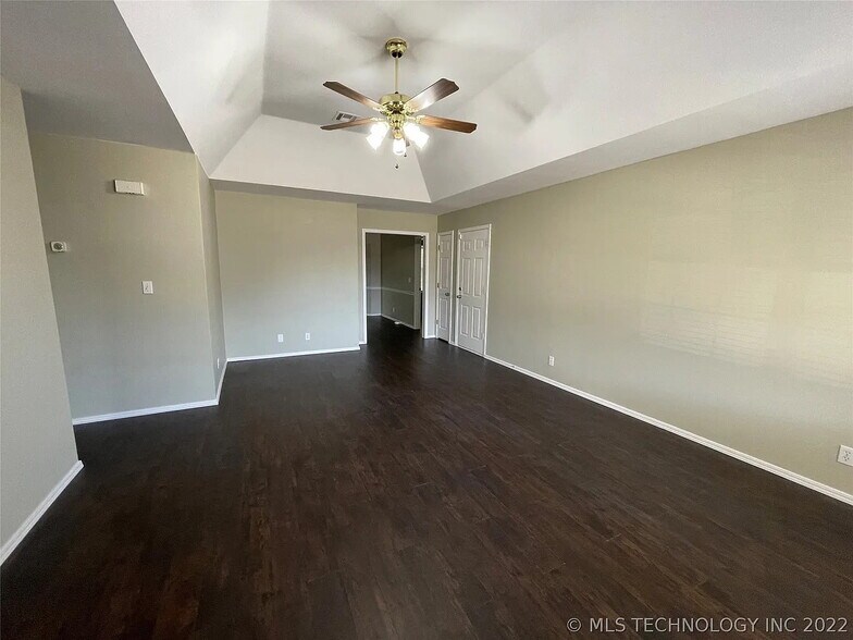 Building Photo - 200 E Laredo Pl