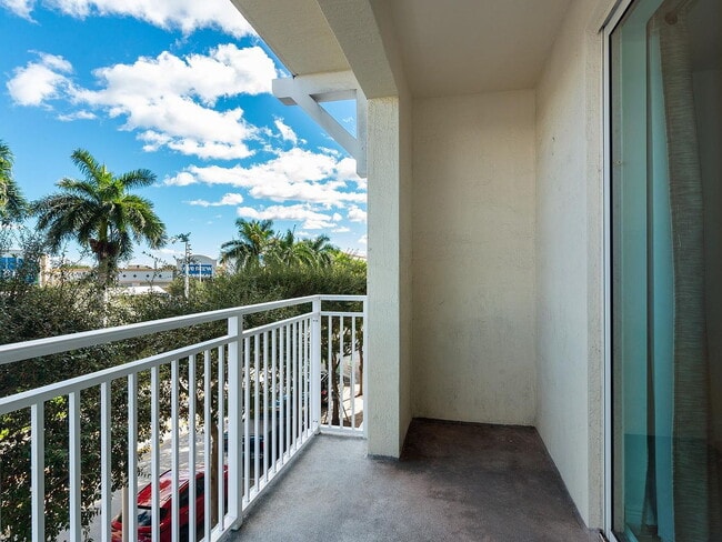 Building Photo - "Chic 1-Bedroom Retreat in the Heart of Miami - 782 Sq Ft of Comfort!"