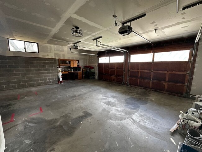 Building Photo - Spacious 4 bedroom, 3 bathroom home