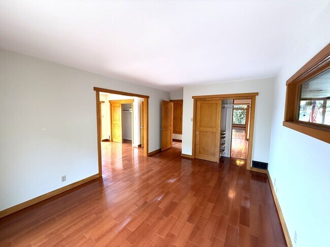 Building Photo - SPACIOUS  FOUR BED / THREE BATH SAN RAFAEL...