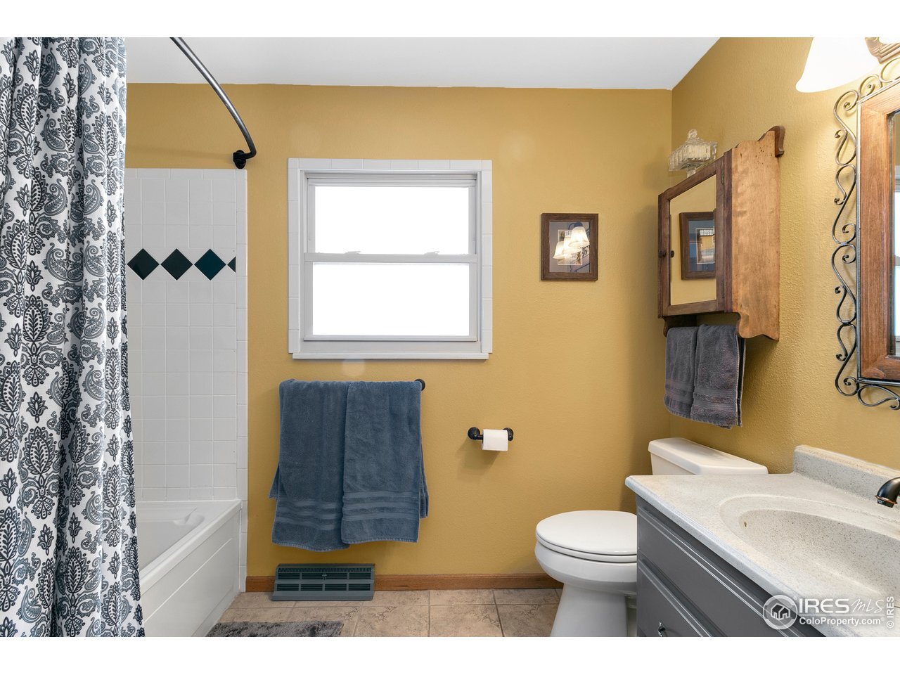 Bath 1 with jetted tub - 1712 W Prospect Rd